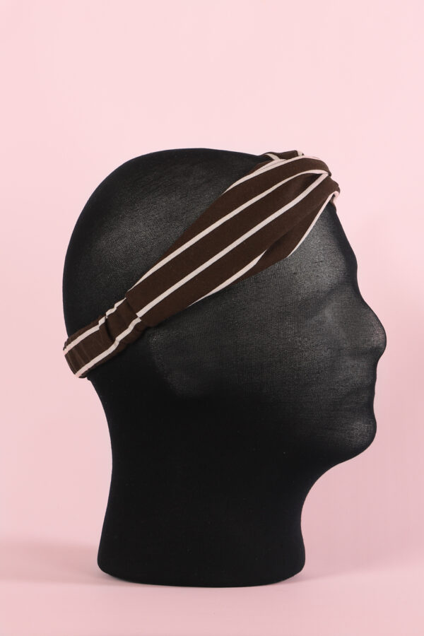 Haarband handgemaakt voor volwassene, kind, dames, meisjes. In bruin met witte strepen van katoen. Haaraccessoire. Zij aanzicht.