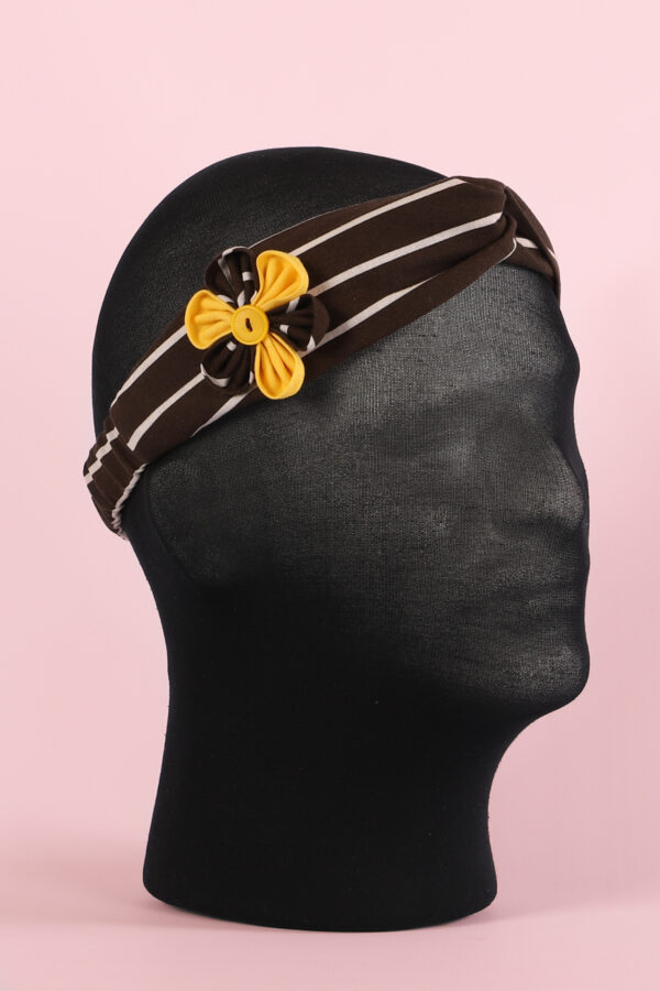 Haarband handgemaakt voor volwassene, kind, dames, meisjes. Bruin met witte strepen met geel/bruine bloem accessoire. Katoen. Haaraccessoire. Accessoire in beeld.