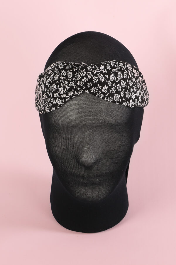 Haarband handgemaakt in zwart met witte bloemetjes patroon. Voor volwassene, kind, dames en meisje. Vooraanzicht.