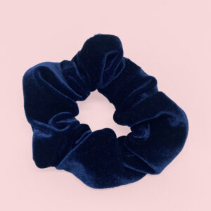 Velvet scrunchies in kleur donker blauw in maat groot voor volwassene en oudere kinderen