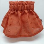 Babykleding te koop, paperbag baby rokje in een broderie stof in de kleur roest