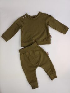 Groen tricot setje babykleding bestaande uit een sweater en broekje